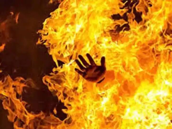 up news cylinder caught fire while cooking 4 people scorched, 2 in critical condition Noida News: नोएडा में खाना बनाते वक्त सिलेंडर में लगी आग, 4 लोग झुलसे, दो की हालत गंभीर