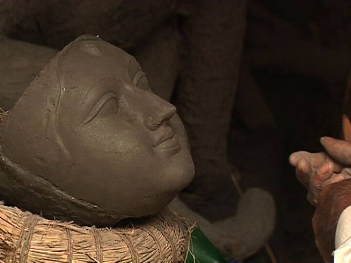 শিল্পীদের সেই পুরনো ব্যস্ততা পুজোর আঁতুড়ঘরে। বাংলার ঘরে ঘরে আবার আলো করে আসুক মা- এই প্রার্থনা নিয়েই আলোর বেণু বেজে ওঠার প্রহর গোণা শুরু।