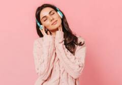 Music Benefits: मूड बेहतर करने के साथ-साथ शरीर की इन समस्याओं को दूर करता है गाना