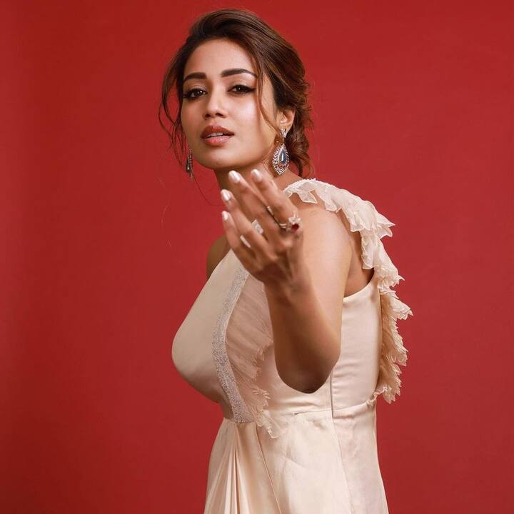 வலியே வலியே... என் ஒளியே ஒளியே... நான் ஒன்னும் பூதம் இல்ல தூரம் ஒடாத