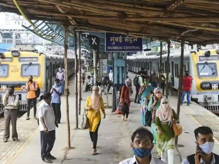 Mumbai Crime News: 28 years old was molesting a woman in local train, first passengers beaten him then handed over to the police Mumbai Crime News: लोकल ट्रेन में महिला से छेड़छाड़ कर रहा था युवक, पहले यात्रियों ने पीटा फिर पुलिस के कर दिया हवाले