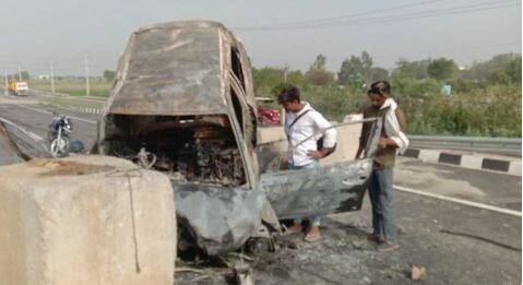 3 MBBS students burnt alive after car collides with barricade on National Highway ਨੈਸ਼ਨਲ ਹਾਈਵੇ 'ਤੇ ਬੈਰੀਕੇਡ ਨਾਲ ਟਕਰਾਈ ਕਾਰ ਨੂੰ ਲੱਗੀ ਅੱਗ, 3 MBBS ਵਿਦਿਆਰਥੀ ਜ਼ਿੰਦਾ ਸੜੇ