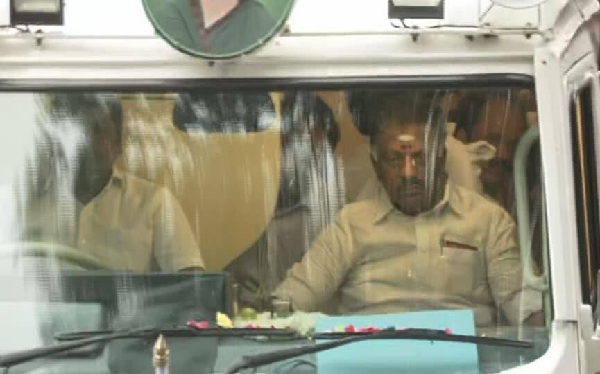 O Panneerselvam: அதிமுக பொதுக்குழுவுக்கு பிரச்சார வேனில் வந்த ஓபிஎஸ்: காரணம் இதுதான்...!