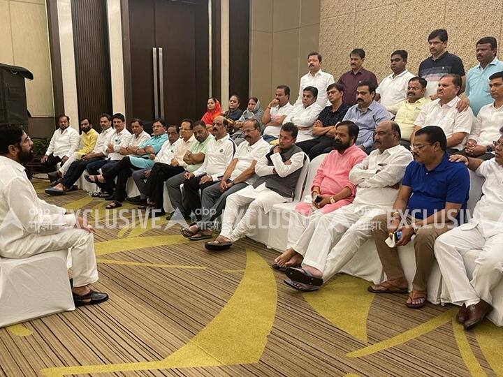 यावेळी एकनाथ शिंदे यांचा नेतृत्व करताना पहिला फोटो समोर आला आहे.एकनाथ शिंदे यांनी समर्थक आमदारांना संबोधित केलं. यावेळी बाळासाहेबांच्या नावाने घोषणाही देण्यात आल्या.