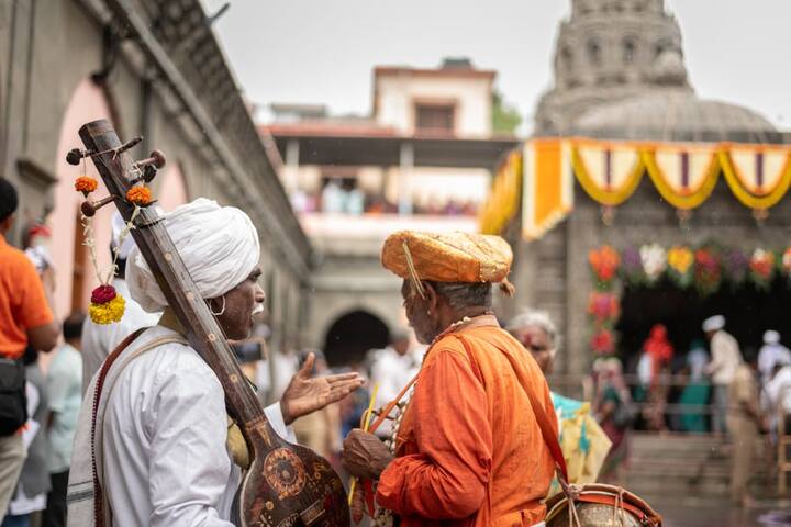 दोन वर्षांच्या कालावधीनंतर अखेर आषाढी वारी पालखी सोहळा सुरु झाला. 21 जूनला संत ज्ञानेश्वर महाराजांच्या पालखीचा सुरु झालेला मुक्काम आज भवानी पेठेतील मंदिरात आहे तर 20 जूनला सुरु झालेला संत तुकाराम महाराजांच्या पालखीचा मुक्काम आज निवडुंगा विठोबा मंदिरात असणार आहे.(photo:akki_paranjape_/ig)