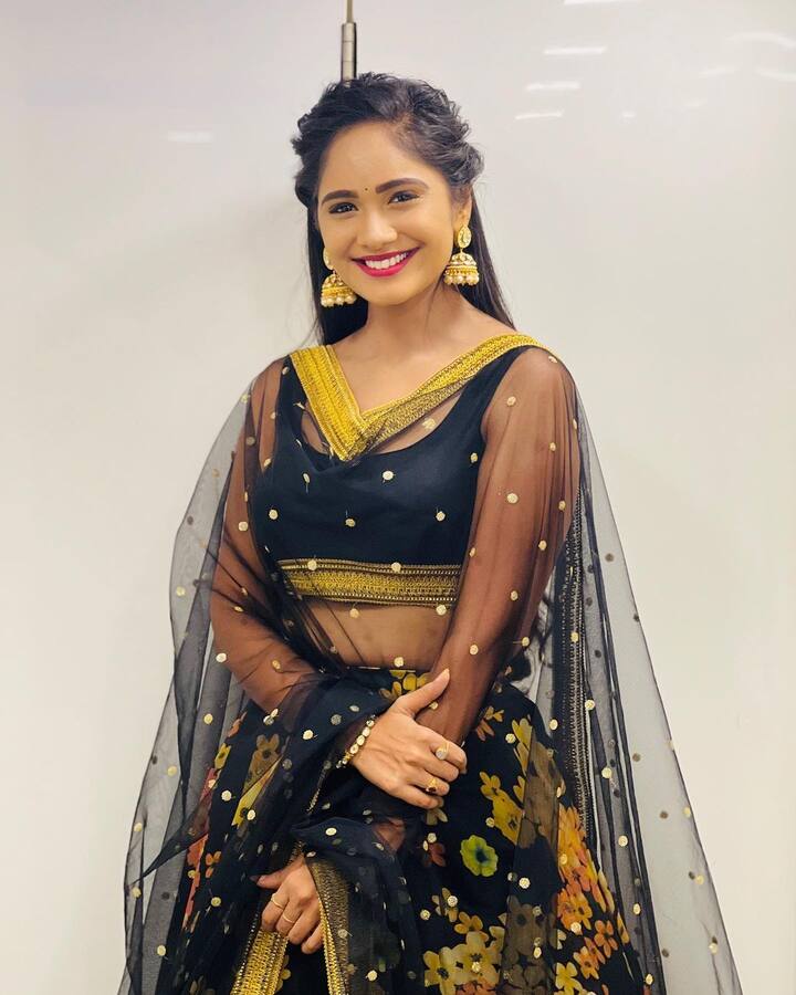 మోడల్, నటి అయిన తేజస్విని గౌడ కోయిలమ్మ సీరియల్ లో చిన్నీగా బుల్లితెర ప్రేక్షకులకు చేరువైంది. తెలుగు, కన్నడ, తమిళంలో బుల్లితెరపై మెరుస్తోన్న ఈ బ్యూటీ సువర్ణలో వచ్చిన కన్నడ సీరియల్ 'బిలి హెండి'లొ తొలిసారిగా నటించింది. ఆ తర్వాత స్టార్ మా లో ప్రసారమైన 'కోయిలమ్మ' సీరియల్ తో తెలుగులో ఎంట్రీ ఇచ్చింది.