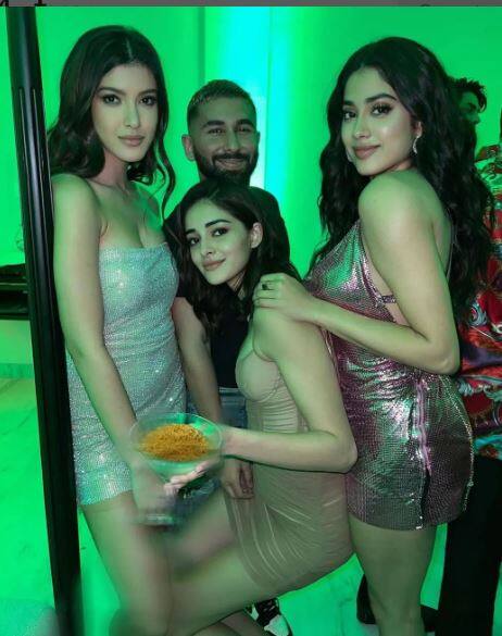 दरअसल, इस तस्वीर में अनन्या एक कॉकटेल ग्लास पकड़े हुए दिखाया गया था, जो कि आलू भुजिया (एक स्नैक) से भरा हुआ था, यह तस्वीर अनन्या द्वारा मंगलवार रात को पोस्ट की गई थी.