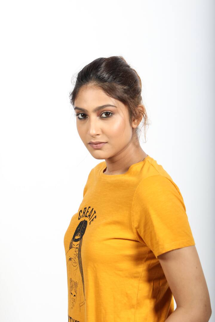 গল্পের প্রেক্ষাপট কিছুটা এমন, তরুণ পুলিশ অফিসার জনার্দন দাস ওরফে জনি চায় বড় কোনও কেসের তদন্তের দায়িত্ব পেতে। তবে বড় কেস তো দূর, জনির পোস্টিং হয় স্থানীয় রাজনীতিক প্রমোদ সেনের বাড়ির নিরাপত্তার তদারকির দায়িত্বে। প্রমোদ সেনের স্ত্রী সুরমা, জনিকে বাড়ির ছেলের মতো ভালবাসেন বলে দাবি করেন।