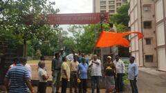 PHOTO : गद्दार सदा सरवणकर, आक्रमक शिवसैनिकांनी फोटोला काळं फासलं