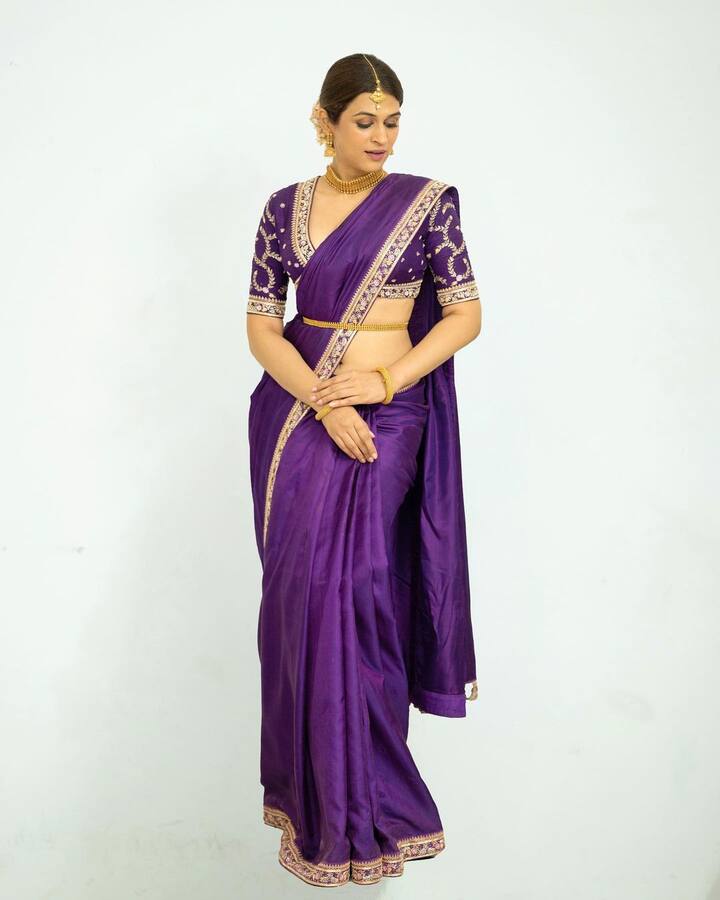 వడ్డాణం నడుము అందాన్ని మరింత పెంచేసింది. -Image Credit:Shraddha Das/Instagram