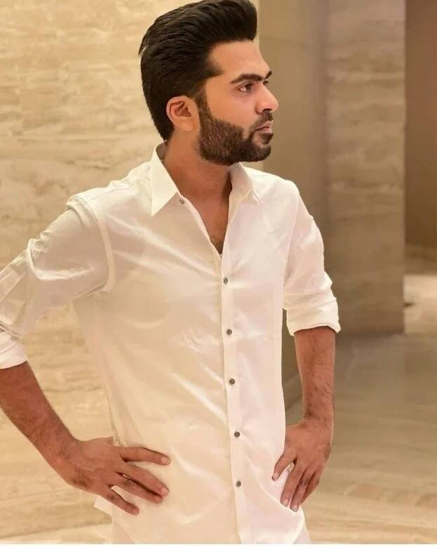 எட்வைஸ் பண்ணி கழுத்த அருக்கும் அப்பன்காரன் நான் அல்ல டா அஜ்ஜஸ் பண்ணி கம்பனி கொடுக்கும் நண்பன் நானடா உங்கப்பன் மவனே வாடா... என் ரத்தத்துக்கே அர்த்தம் தந்தவன் நீ தான் டா வாடா