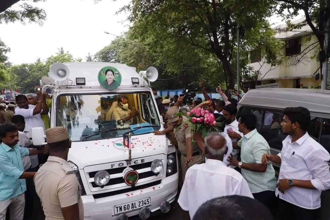 OPS vs EPS: உள்ளே வந்த ஓபிஎஸ் வேன்; மிரட்டிய ஈபிஎஸ் கோஷ்டி; கண்டும் காணாத மாஜி அமைச்சர்கள்