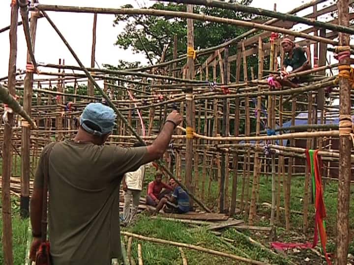 মণ্ডপে মণ্ডপে একই ছবি। এতদিন শিল্পীরাও মুখিয়ে ছিলেন নিজেদের প্রমাণ করার জন্য। মণ্ডপ কর্মীরা এসে গিয়েছেন কলকাতায়। মাঠজুড়ে চলছে কাজ।