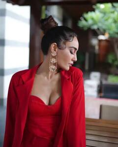 PHOTOS: લાલ ઇશ્કના રંગમાં રંગાઇ Tvની આ Naagin, ગૉર્ઝિયસ લૂક જોઇને ઉડ્યા ફેન્સના હોશ