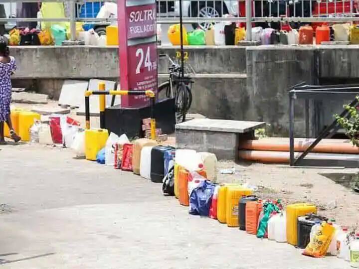  death of  truck driver who waited for fuel for 5 days at petrol pump in sri lanka  Sri Lanka Crisis : पेट्रोल पंपावर पाच दिवसांपासून रांगा, रांगेतील ट्रक चालकाचा मृत्यू, आतापर्यंत दहा जणांना गमवावे लागले प्राण 