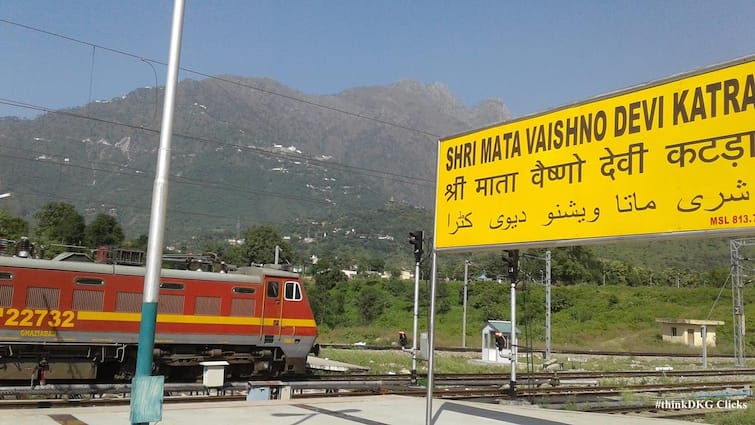 indian railway launches mata vaishno devi special train from delhi and chennai know details marathi news Railway News : माता वैष्णोदेवीच्या दर्शनासाठी जाणाऱ्या प्रवाशांसाठी मोठी बातमी! रेल्वेने सुरू केल्या 'या' विशेष गाड्या 