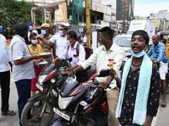 குடுகுடுப்பைக்காரராக மாறி கொரோனா விழிப்புணர்வு; பார்வையற்ற மாணவரை பார்த்து திருந்திய மக்கள்..!