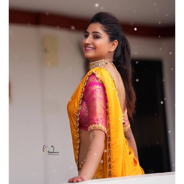 వెస్ట్రన్ డ్రెస్సుల్లో సందడి చేసే వర్షిణి ఈసారి పూర్తిగా ట్రెడిషనల్ లుక్ లో కనిపిస్తోంది. -Image credit: Varshini Sounderajan/Instagram