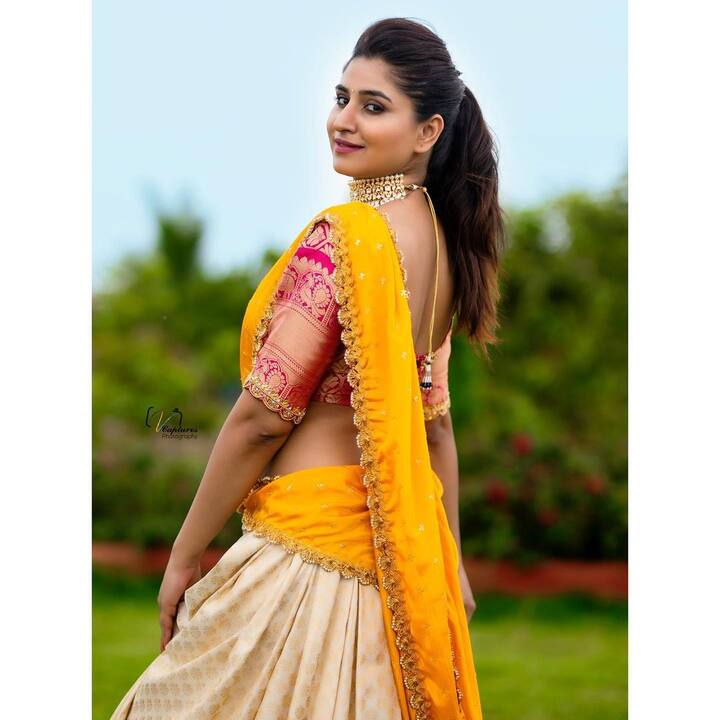 బంతిపూవులా లంగావోణీలో ముస్తాబై ఫోటో షూట్లో పాల్గొంది. -Image credit: Varshini Sounderajan/Instagram