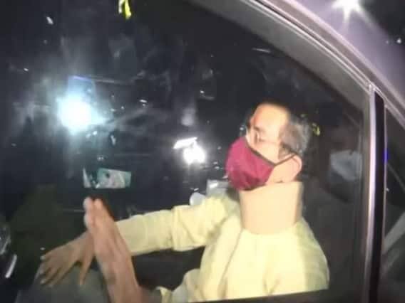 મહારાષ્ટ્રના મુખ્ય પ્રધાન ઉદ્ધવ ઠાકરે બુધવારે રાત્રે દક્ષિણ મુંબઈમાં તેમના સત્તાવાર નિવાસસ્થાનથી ઉપનગર બાંદ્રા ગયા, શિવસેનાના નેતા એકનાથ શિંદેએ બળવો વચ્ચે ટોચના હોદ્દા પરથી રાજીનામું આપવાની ઓફર કર્યાના કલાકો પછી પરિવાર 'માતોશ્રી' નિવાસસ્થાને શિફ્ટ થયો હતો.