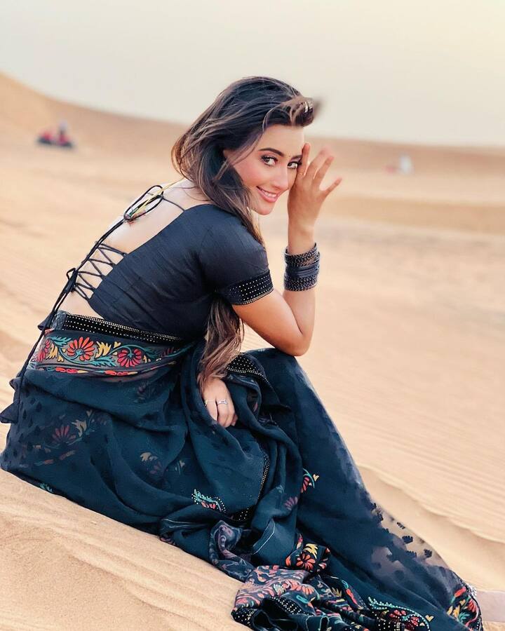 ભોજપુરી ઈન્ડસ્ટ્રીની જાણીતી અભિનેત્રીઓ શ્વેતા મહારા અને મહિમા ગુપ્તાએ બ્લેક કલરના આઉટફિટમાં કેટલીક તસવીરો પોસ્ટ કરી છે.