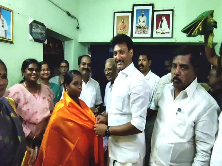 Education Minister anbil mahesh poyyamozhi meets Physically challenged student lakshmi who passed TN 12th Exam ‘லட்சுமி போல் நிமிர்ந்து நிற்க வேண்டும்' - 2  கைகளும் இல்லாத மாணவிக்கு அமைச்சர் அன்பில் மகேஷ்  நேரில் வாழ்த்து..!