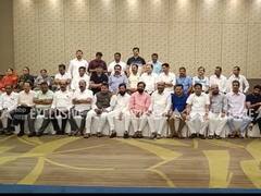 PHOTO : शिंदे गटात किती आमदार? गुवाहाटीमध्ये शिंदे समर्थकांचं फोटोसेशन