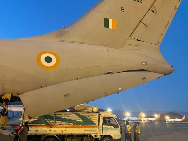 भारत ने गुरूवार को ही जरूरत की इस घड़ी में वायुसेना के विमान से अफगानिस्तान में राहत सामाग्री भेज दी है. इसके बारे में ट्वीट करते हुए भारतीय विदेश मंत्रालय ने कहा कि विदेश अफगानिस्तान के लोगों के लिए भारत की भूकंप राहत सहायता की पहली खेप काबुल पहुंचा दी गई है. बाकी कि खेप भी आगे पहुंचा दी जाएगी.