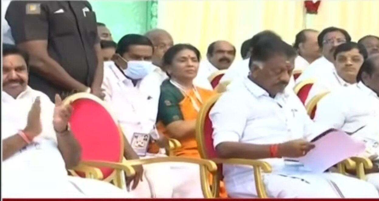 EPS claps to OPS: அதிமுக பொதுக்குழு மேடையில் ஓபிஎஸ் பேரைச் சொன்ன அவைத்தலைவர் - கைதட்டிய இபிஎஸ்