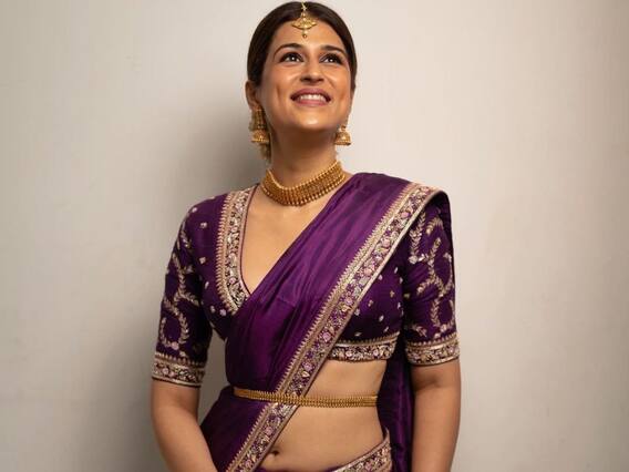 Shraddha Das: బుగ్గలో సొట్ట, చిట్టి నడుము, నడుము చుట్టూ వడ్డాణం, చీరలో శ్రద్ధా దాస్ కేక Shraddha Das: బుగ్గలో సొట్ట, చిట్టి నడుము, నడుము చుట్టూ వడ్డాణం, చీరలో శ్రద్ధా దాస్ కేక