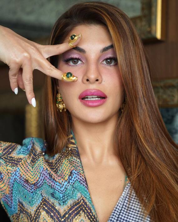 फोटो: Jacqueline Fernandez के सशुल्क, ढीले बालों का जादू; प्रशंसक घायल!