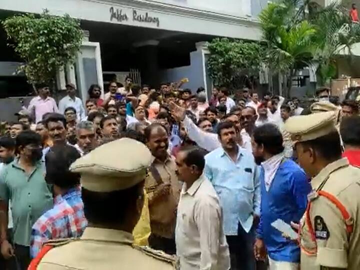 tollywood protests: telugu Cinema Workers protests to demand to increase daily wages as per rule in hyderabad Tollywood Protests: హీరోలకు కోట్లు, మాకు పొట్టకూటి కోసం పాట్లా? గర్జించిన తెలుగు సినీ కార్మికులు