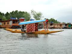 Dal Lake: डल झील में डूब रही थी हाउसबोट, मालिक ने जान पर खेलकर बचाई सात पर्यटकों की जान