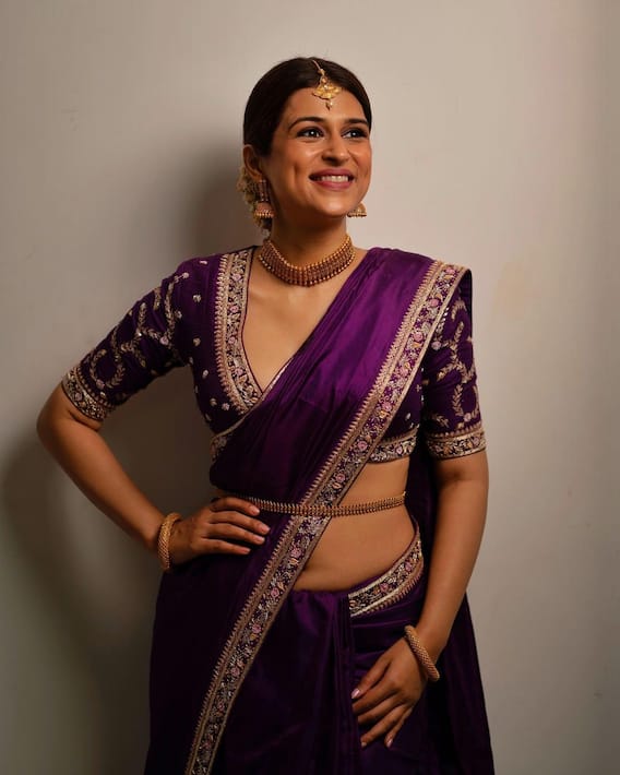 Shraddha Das: బుగ్గలో సొట్ట, చిట్టి నడుము, నడుము చుట్టూ వడ్డాణం, చీరలో శ్రద్ధా దాస్ కేక