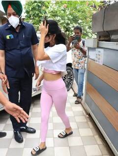 In Pics: ਡਾਂਸ ਰਿਹਰਸਲ ਕਰਨ ਪੁੱਜੀ ਸੁਹਾਨਾ ਖਾਨਨੇ ਪਾਈ ਏਨੀ ਮਹਿੰਗੀ ਚੱਪਲ, ਕੀਮਤ ਜਾਣ ਕੇ ਉੱਡ ਜਾਣਗੇ ਹੋਸ਼