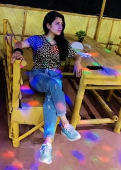 Guddi: পর্দার বাইরের 'গুড্ডি'কে দেখেছেন? চিনতে পারবেন তো?