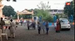 નવસારીમાં શાળા પ્રવેશોત્સવના નામે મજૂરી, મંત્રીની હાજરીમાં કરવવામાં આવી મજૂરી