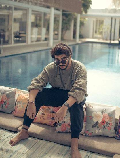 इसके अलावा, मैं बहुत कुछ सोचता हूं और थोड़ी देर के लिए खाली बैठता हूं. यह ऐसी चीज है जिसकी हम सभी को समय-समय पर आवश्यकता होती है - अतीत या भविष्य में नहीं बल्कि वर्तमान में रहने के लिए.