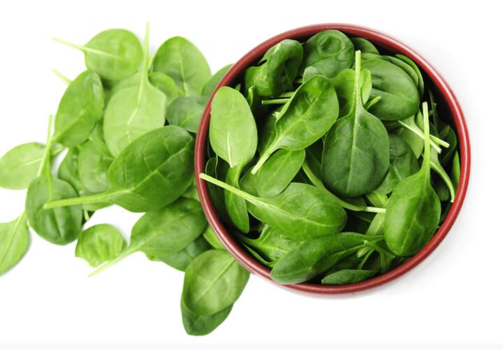 रक्तदान के बाद पालक जैसे हरी साग-सब्जियों का सेवन करें. यह आयरन और विटामिन सी जैसे कई आवश्यक विटामिंस और मिनरल्स से भरपूर होता है. (Photo - Freepik)