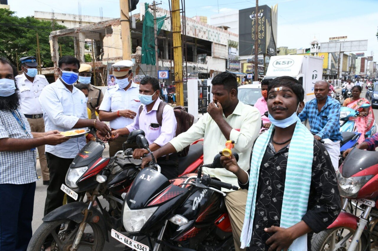 குடுகுடுப்பைக்காரராக மாறி கொரோனா விழிப்புணர்வு; பார்வையற்ற மாணவரை பார்த்து திருந்திய மக்கள்..!