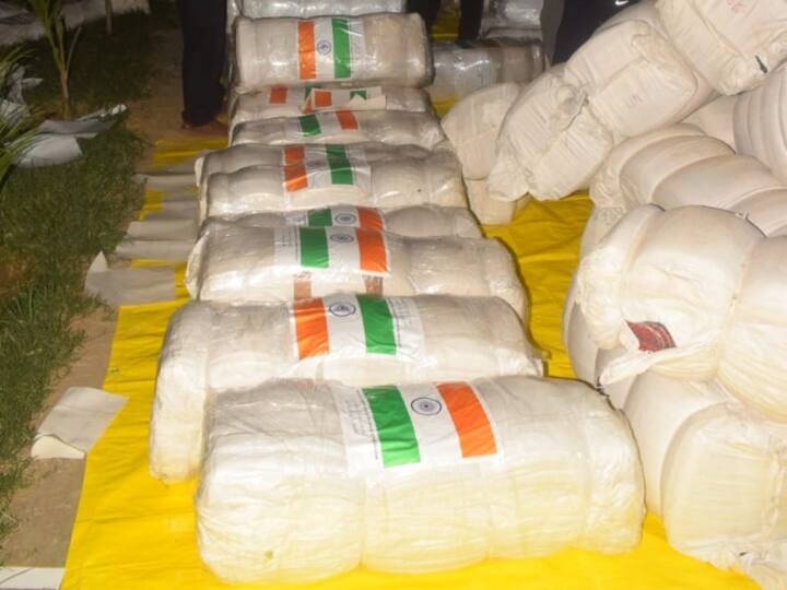 अफगानिस्तान के पूर्वी पक्तिका प्रांत में आए भूकंप में करीब 1000 लोगों के मारे जाने की खबर आई है. विदेश मंत्रालय के प्रवक्ता अरिंदम बागची ने ट्वीट कर कहा कि भारत, अफगानिस्तान में आए भयावह भूकंप के पीड़ितों और उनके परिवारों और इससे प्रभावित होने वाले सभी लोगों के प्रति शोक और सहानुभूति प्रकट करता है.