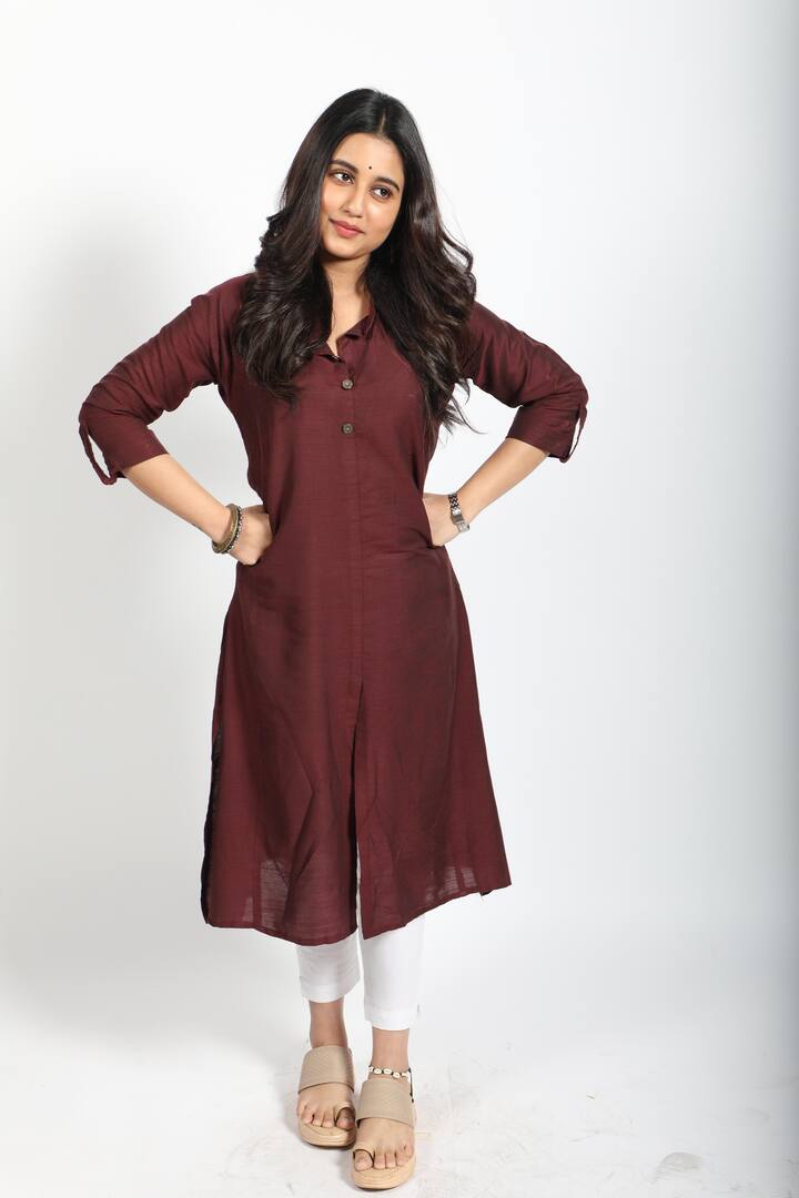 এর মধ্যে আঁখির দিদির ছেলে, তেরো বছরের বনি, দুর্গাপুরে ওর বাড়ি থেকে পালিয়ে, জনার্দনদের বাড়িতে এসে হাজির হয়। কলকাতায় সে একটা দাবার টুর্নামেন্ট খেলতে চায়।