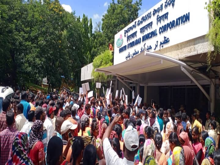 Hyderabad GHMC out sourcing employees protest called chalo Pragati bhavan GHMC Workers Protest : జీహెచ్ఎంసీ కార్యాలయం వద్ద ఉద్రిక్తత, జీతాలు పెంచాలని అవుట్ సోర్సింగ్ ఉద్యోగుల ఆందోళన