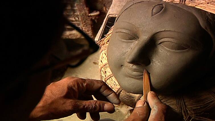 Durgapuja 2022 preparation has beet started at kumartuli Durga Puja 2022: দুর্গাপুজোর বাকি নেই আর ১০০ দিনও, শিল্পীদের সেই পুরনো ব্যস্ততা কুমোরপাড়ায়