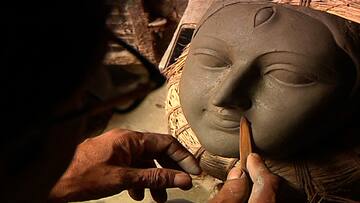 Durga Puja 2022: দুর্গাপুজোর বাকি নেই আর ১০০ দিনও, শিল্পীদের সেই পুরনো ব্যস্ততা কুমোরপাড়ায়