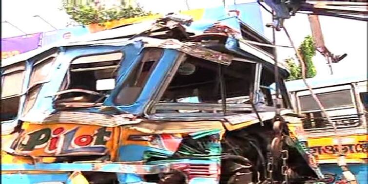 Howrah Bridge Two buses head on collision at least 10 seriously injured Howrah Bridge Accident হাওড়া ব্রিজে দু’টি বাসের মুখোমুখি সংঘর্ষ, গুরুতর আহত ১০