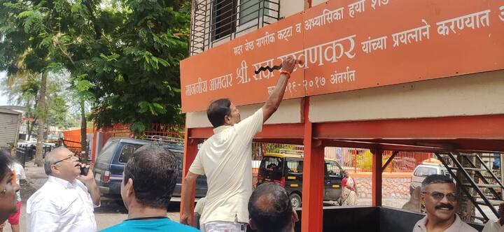 शिवसेनेचे आणखी सात आमदार एकनाथ शिंदेंच्या संपर्कात आहेत. त्यापैकी सदा सरवणकर यांच्यासह काही आमदार आज गुवाहाटीत दाखल झाले आहेत.