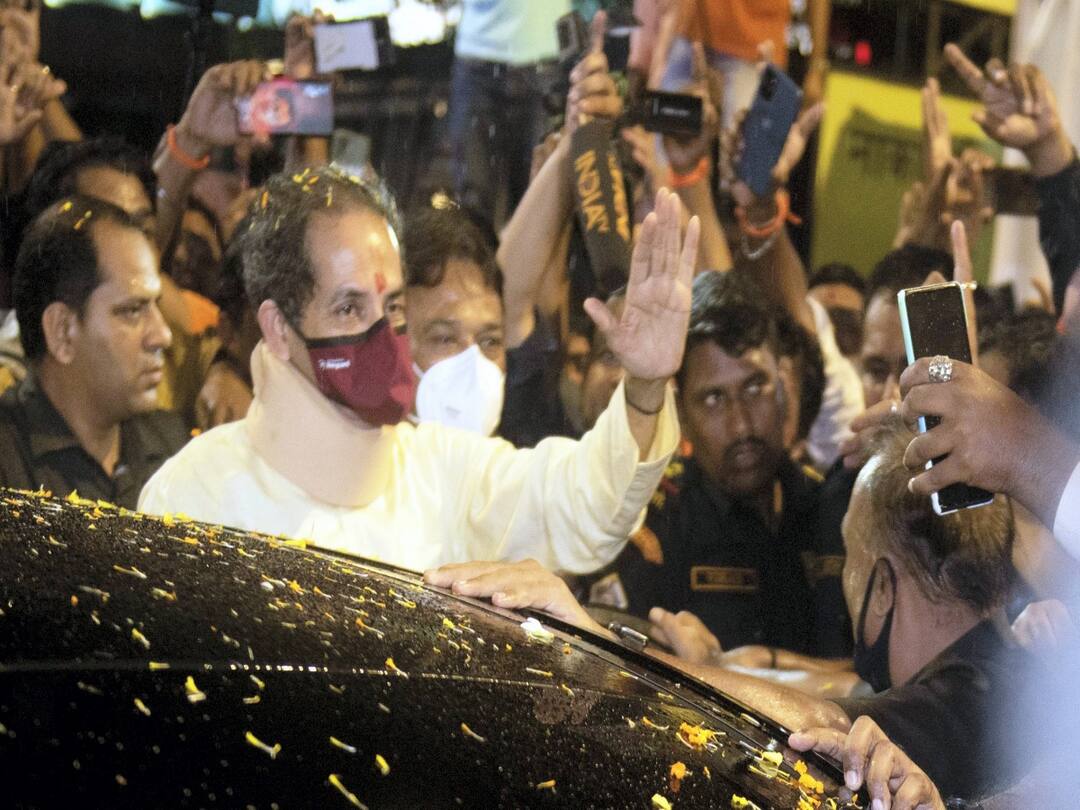 Maharashtra Political Crisis: 3 More Shiv Sena MLAs Join Rebel Eknath Shinde's Faction In Guwahati | Updates Maharashtra Political Crisis: పతనం అంచున ఠాక్రే సర్కార్- 24 గంటల్లో మరో ఏడుగురు ఎమ్మెల్యేలు జంప్