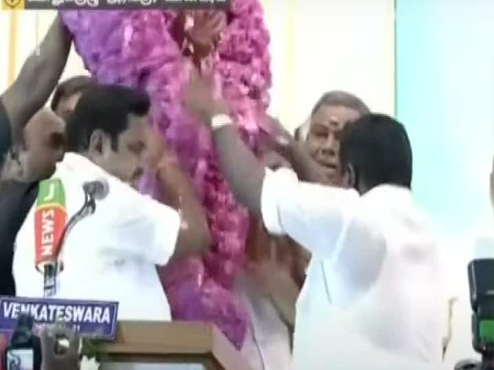 EPS supporters tens EPS on AIADMK general council stage? Just be quiet eps... EPS Tension: கொஞ்சம் பொறுங்க... அதிமுக பொதுக்குழு மேடையில் இபிஎஸ்ஸை டென்ஷனாக்கிய ஆதரவாளர்கள்...