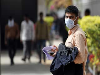 Corona in Mumbai: मुंबई में पांव पसार रहा कोरोना का नया वेरिएंट, 50 से ज्यादा उम्र के लोगों पर अटैक